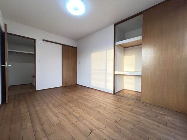 こちらのお部屋にも収納空間たっぷり♪大きいサイズのベッドや机を置いてもゆとりあるスペース♪