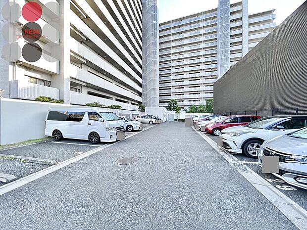 広々とした平置きの敷地内駐車場。車の出し入れがしやすい♪