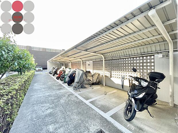 駐車場の横に屋根付きのバイク置き場があります。空き状況は確認を♪