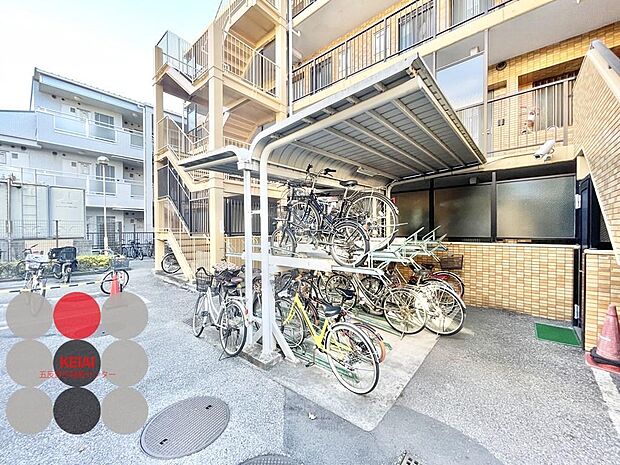 屋根&amp;照明付きの自転車置き場♪通勤通学に自転車を利用される方にも安心ですね♪夜間も照明のおかげで明るく快適です♪