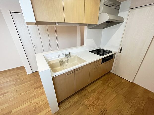 室内（2023年2月）撮影◎本日内覧可能◎キッチンは収納スペースたっぷり！小物から鍋類まで大小問わず、ストレスのない収納ができます。