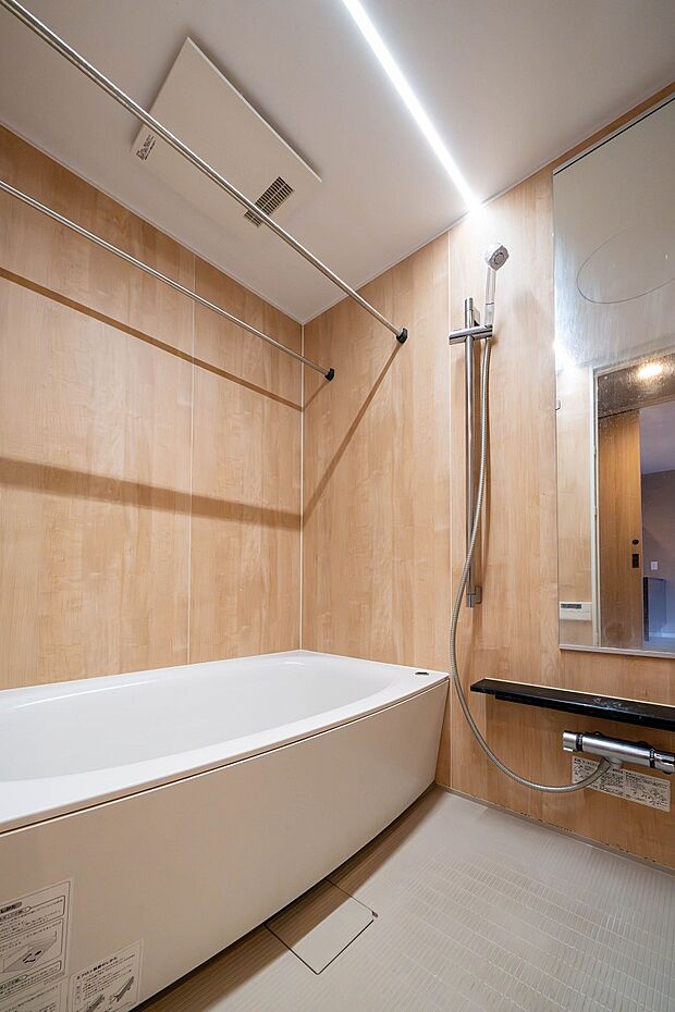 洗い場が広々とした1418サイズのバスルーム。ライン照明を採用したスタイリッシュな空間です。