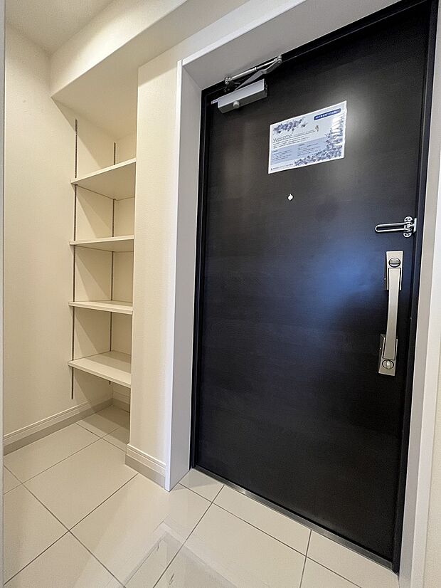 玄関には、アウトドア用品の収納にも便利な棚がございます。ダブルロックドアで防犯対策もバッチリです。