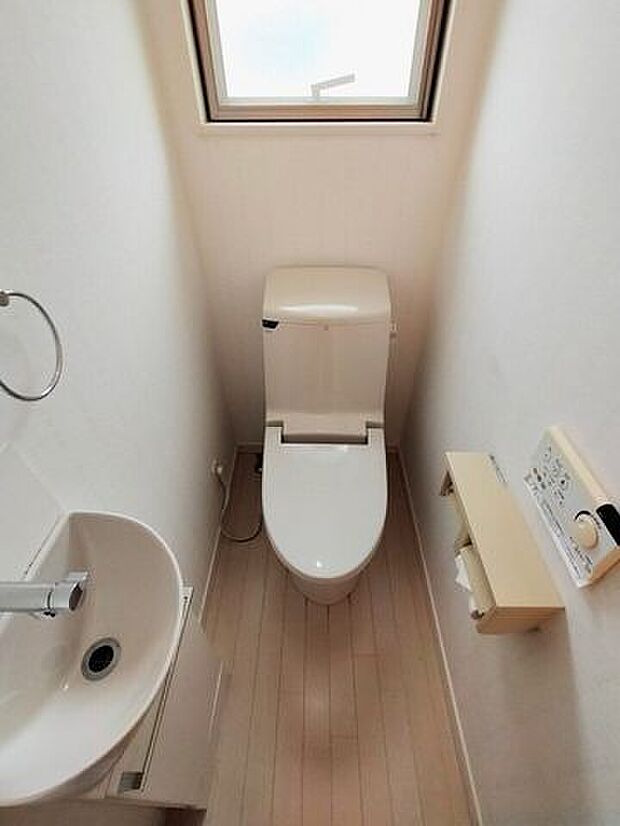 手洗い器が別タイプのトイレなので、タンクレストイレにリフォームも可能☆