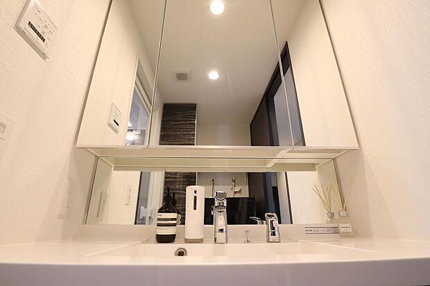 とてもきれいに使用された三面鏡付きの洗面台