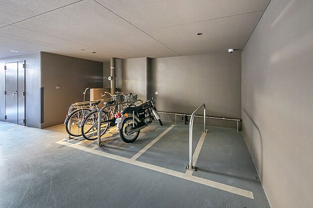 建物内のバイク置き場で、雨風など防げますね。（最新情報ご確認ください）