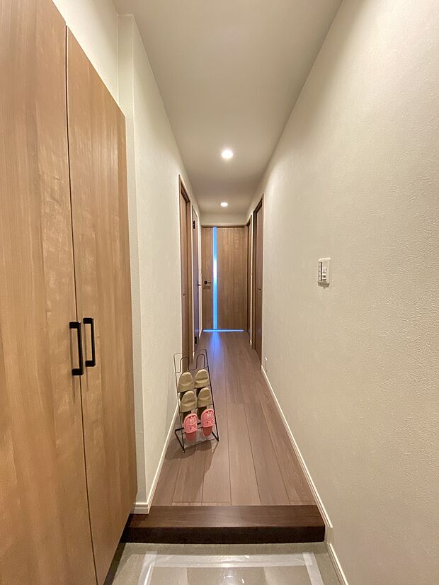 長い廊下を使用した間取りは、玄関ドアを開けても室内が見えにくくプライバシーが守れます。