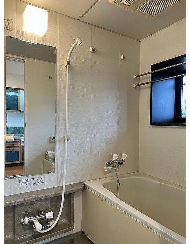 小窓を設置した浴室です。