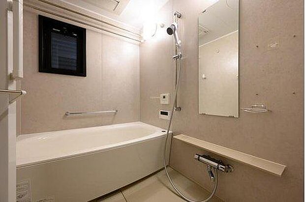 浴室には窓があるため換気がしやすく、風通しが良好でリラックス効果あり！