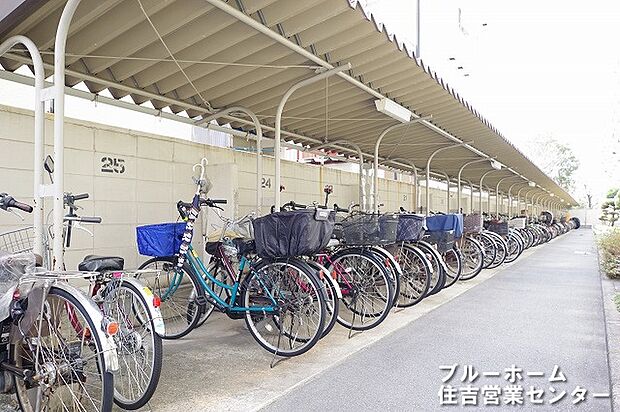 屋根付きの駐輪場です！