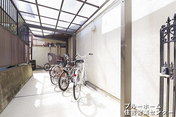 屋根付きの自転車置き場がございます！