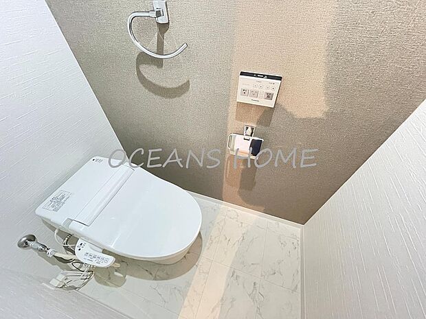 いつでもあたたかく快適な温水洗浄機能付きのトイレです。白を基調としており、清潔感溢れる空間です♪