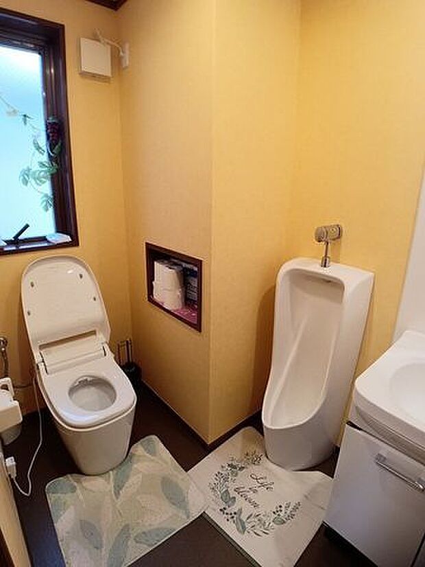 2階部分のトイレです。洋式トイレのほか、男性用トイレもあります。