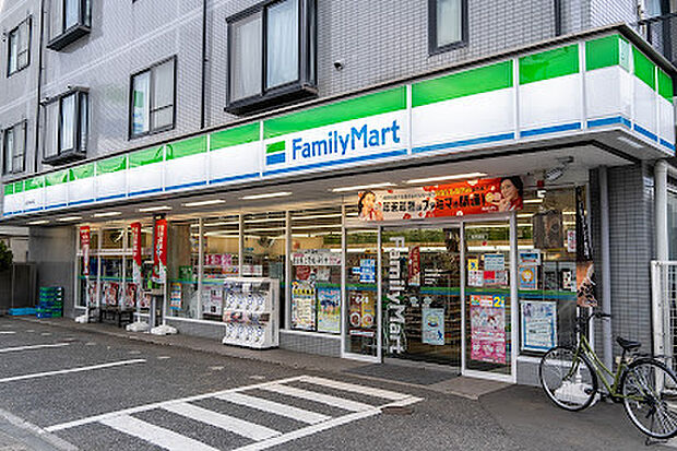 ファミリーマート 小金井桜町店　徒歩５分