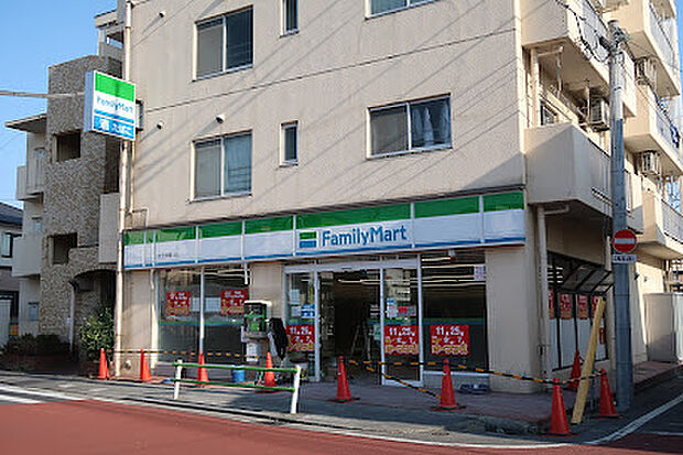 ファミリーマート 京王多摩川店　徒歩５分