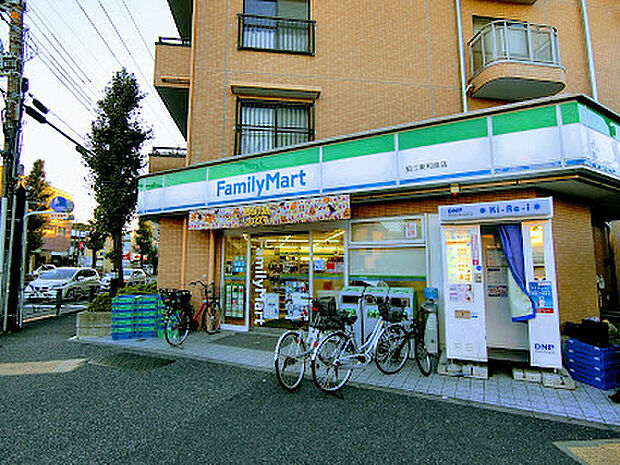 ファミリーマート 狛江東和泉店　徒歩５分