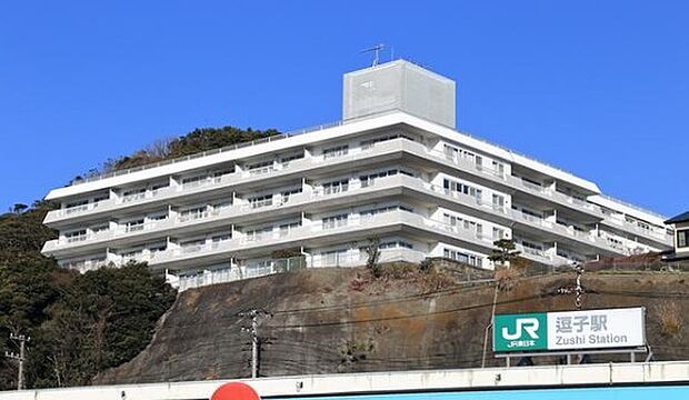 とても見晴らしのいい立地にあります。駅徒歩2分と駅近物件です。