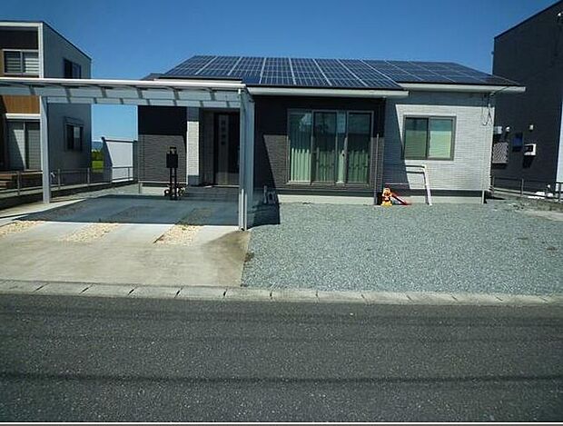 太陽光システム、全室床暖房完備の築浅平屋です。駐車も余裕です。