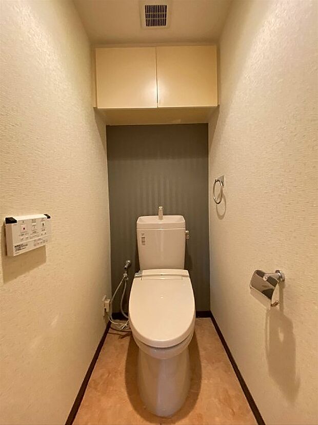 収納もありシンプルなデザインで、使い勝手や日々のお掃除もしやすいトイレです(2024年4月撮影)