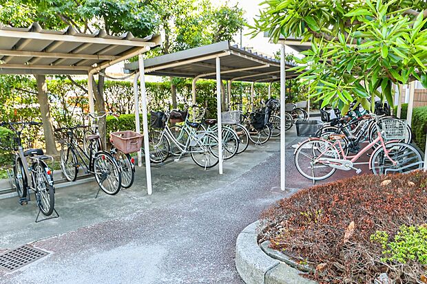 【駐輪場】駐輪場があると自転車を自由に出し入れ出来るので便利。