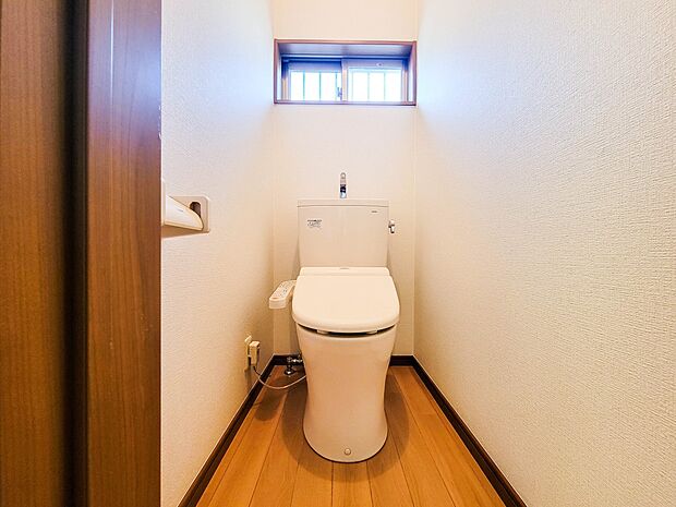 【トイレ】いつも清潔なスペースであってほしいのが毎日使うトイレです。掃除がしやすいのはもちろん、落ち着けるスペースとして機能することも大切です。