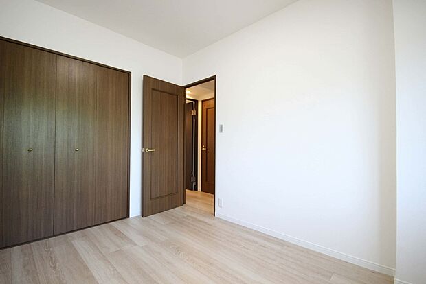 【Room-洋室】  シンプルにデザインされた室内。家具やレイアウトでお好みの空間に。