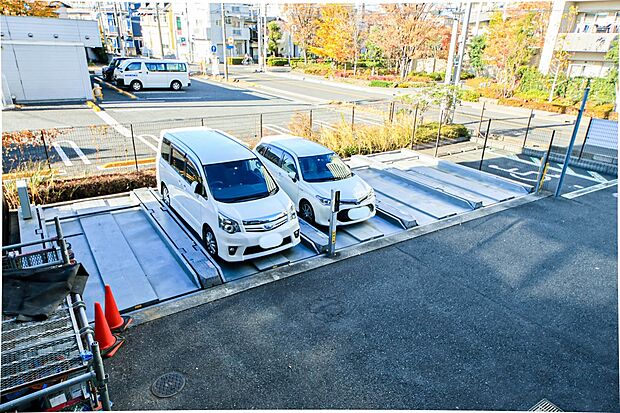 【駐車場】毎日の生活にマイカーが必須という方は、購入を検討する際、駐車場があることは大事な条件です。毎日の通勤や家族の送迎、買い物やお出かけなどクルマのある暮らしを満喫したい方は要チェック。…