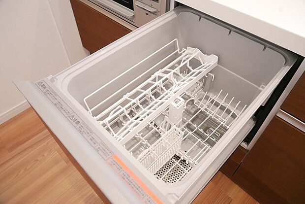 【ビルトイン食器洗乾燥機】  家事のお手伝いをしてくれる奥様の味方です。食器を洗っている間にお掃除など、様々なシーンで家事の時短に役立つ食洗機。省スペースのビルトインタイプを採用致しました。…