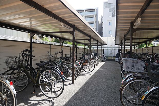 駐輪場があるので、自転車を自由に出し入れ出来て便利です。