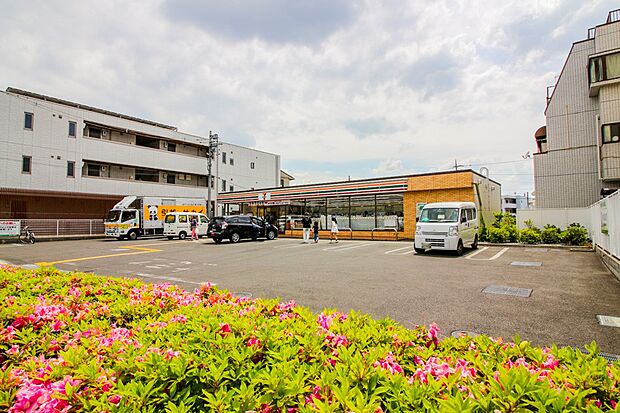 コンビニ 300m セブンイレブンさいたま文蔵3丁目店(セブンイレブンは近くて便利を掲げています。近くとは、心の近さ。便利とはモノが期待以上の品質でお客さまに届くこと。セブン銀行など新しいサ…