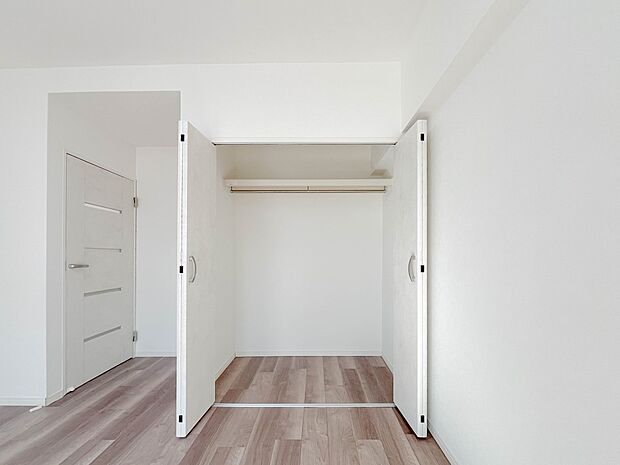 【Closet】限られたスペースを有効に活用できる壁面クローゼット。