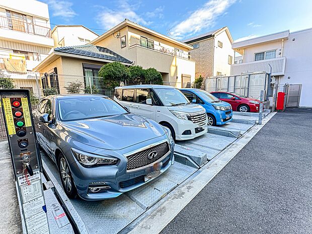 【駐車場】毎日の生活にマイカーが必須という方は、購入を検討する際、駐車場があることは大事な条件です。毎日の通勤や家族の送迎、買い物やお出かけなどクルマのある暮らしを満喫したい方は要チェック。…