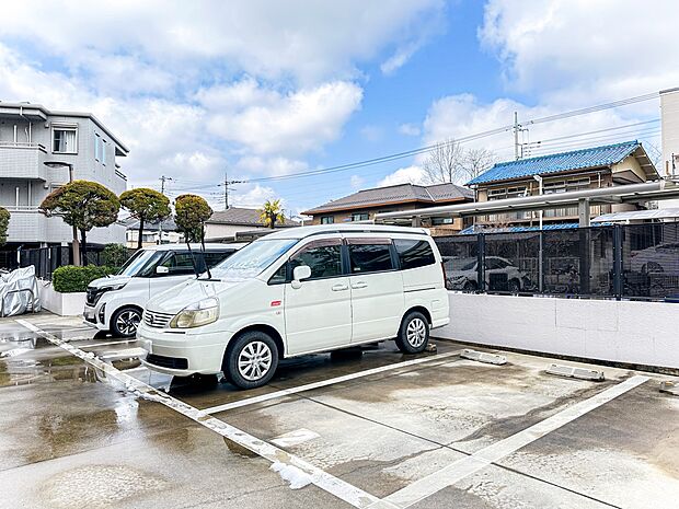 【駐車場】毎日の生活にマイカーが必須という方は、購入を検討する際、駐車場があることは大事な条件です。毎日の通勤や家族の送迎、買い物やお出かけなどクルマのある暮らしを満喫したい方は要チェック。…