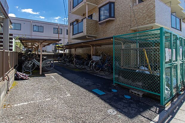 マンション敷地内に屋根付きの駐輪場が設けられています。屋根は自転車の寿命に直結しますので、ありがたいですね！