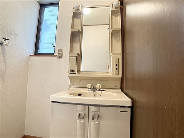 洗面所：棚があるので、歯ブラシなどを置くことが出来ます。窓があるので、こもりがちな湿気もしっかり換気することができます。