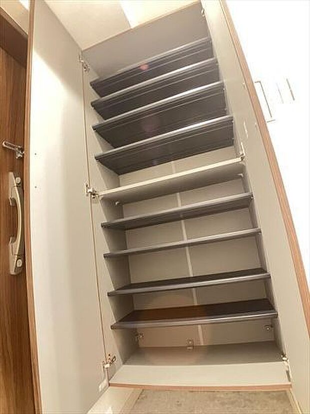 玄関（下駄箱）：収納が天井まであるので、ご家族分の靴をすっきりと片付けることができます。