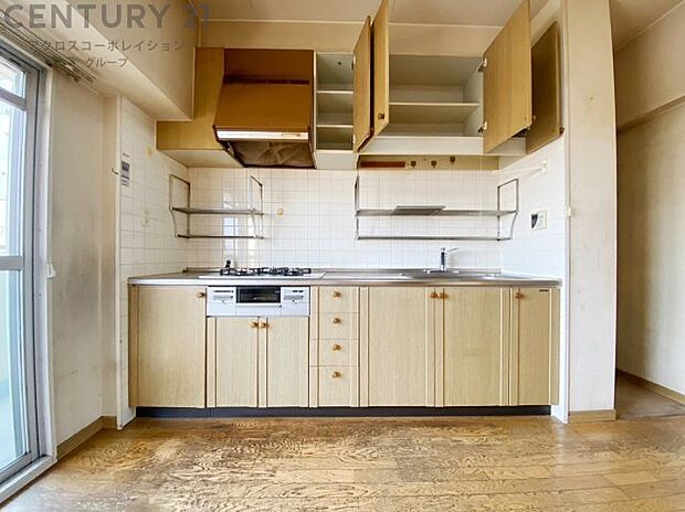 【キッチン】　3口コンロとグリル付きで、お料理の幅が広がる嬉しいキッチンです。吊戸棚収納があり収納力豊富なシステムキッチンとなります。