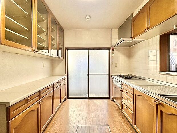 リビング側から見たキッチンです。床下収納や食器棚で収納力があります。