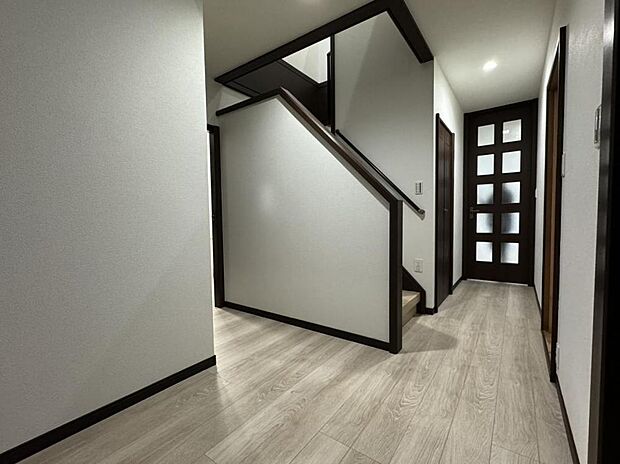 【リフォーム後＿廊下】1階廊下になります。床は落ち着いた色のフローリングに張り替えました。