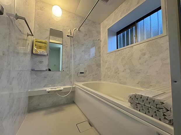 【リフォーム後＿浴室】浴室はハウステック製の新品のユニットバスに交換しました。新品のユニットバスは浴室暖房乾燥機付きです。入浴後に換気機能を使って湿気を乾燥させることで、カビやニオイの発生を抑えられま