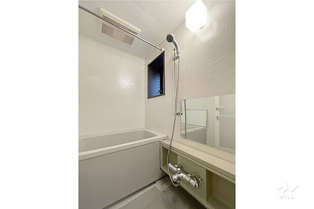 浴室。角部屋ならではの窓付きで、換気に便利です。浴室乾燥機付きで雨の日の洗濯物干しにも便利です。