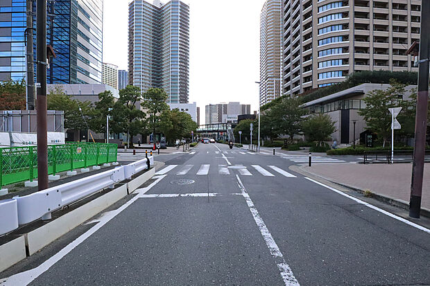 敷地東側の前面道路