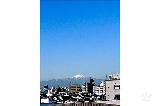 バルコニーからの眺望(売主様提供)。晴れた日には富士山がはっきりと見えます。大学の建物に面しているため将来的にも眺望が保たれやすいです。