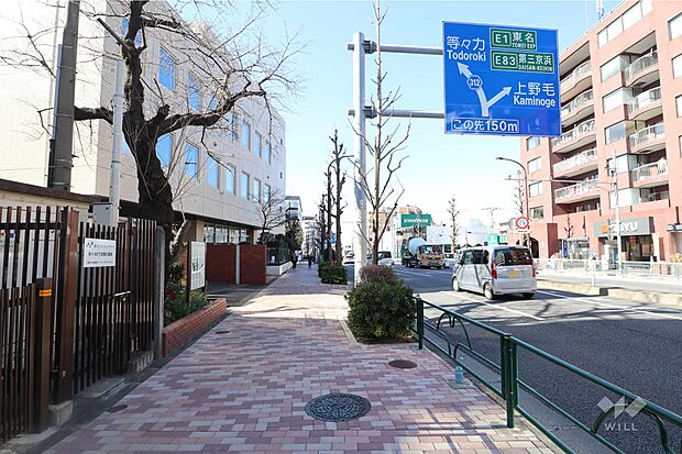 パラスト自由ヶ丘の北側前面道路(東側から)。インターロッキングで整えられた歩道です。バスで二子玉川駅や目黒駅、東京駅に乗車一本でアクセスできます。