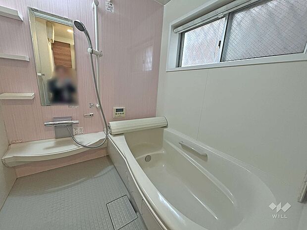 大きな窓付きの1616サイズの浴室。大変丁寧に使用されています。