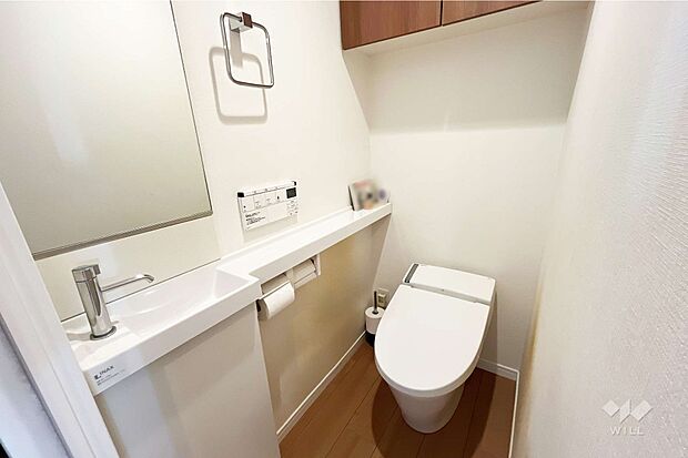 トイレ［2024年2月3日撮影］スタイリッシュなタンクレスタイプのトイレです。収納棚・手洗いあり！