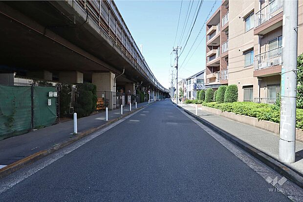 敷地西側は東名高速道路に面しています。
