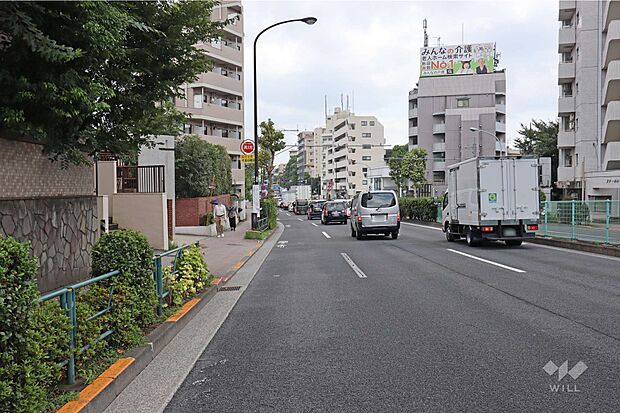 敷地の西側の前面道路（北側から）