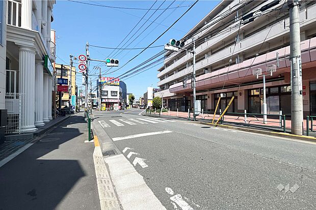 物件の北東側前面道路（南東側から）［2024年4月14日撮影］前面道路は幅員が広く、開放的です。