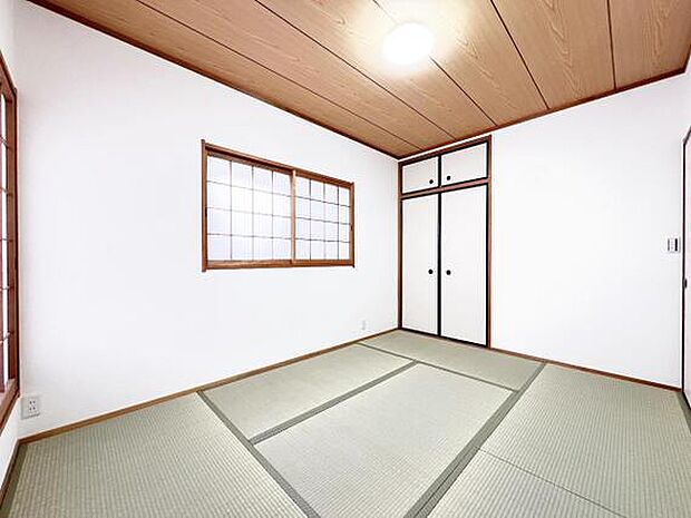 和室は約6帖の広さです。さわやかな畳のお部屋で寛いで頂けます。